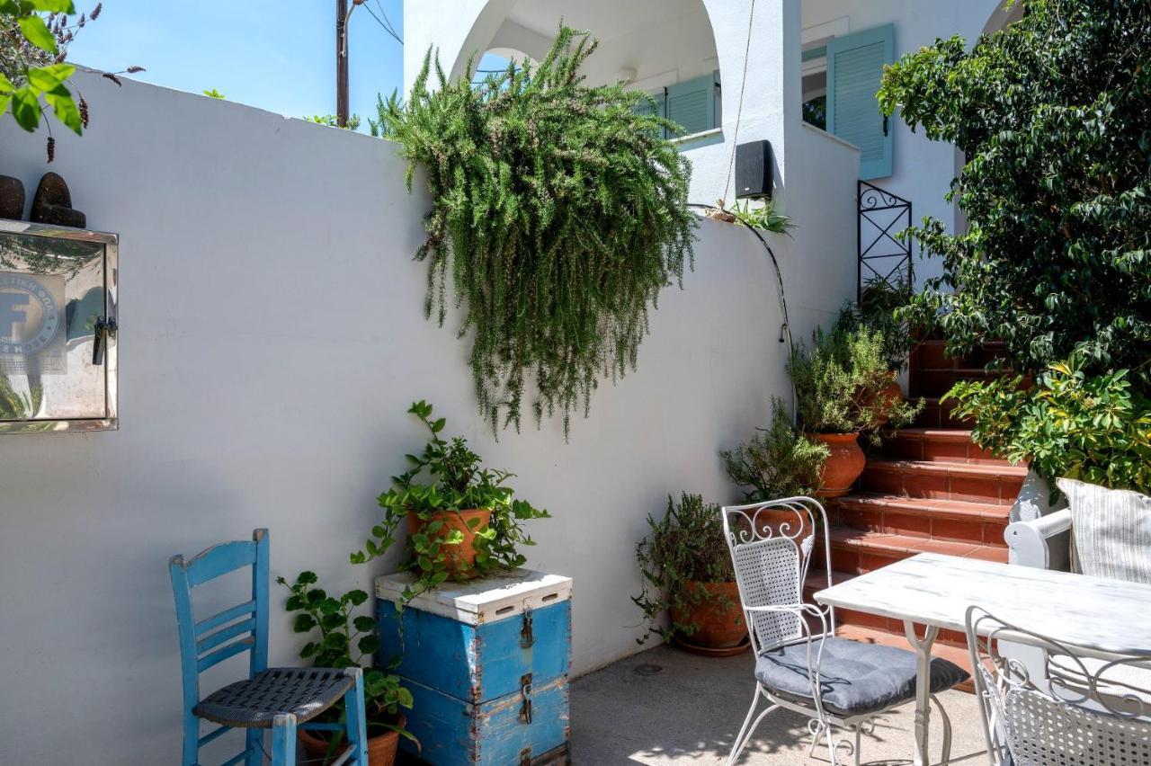 Odyssey Suites Poros Town Zewnętrze zdjęcie