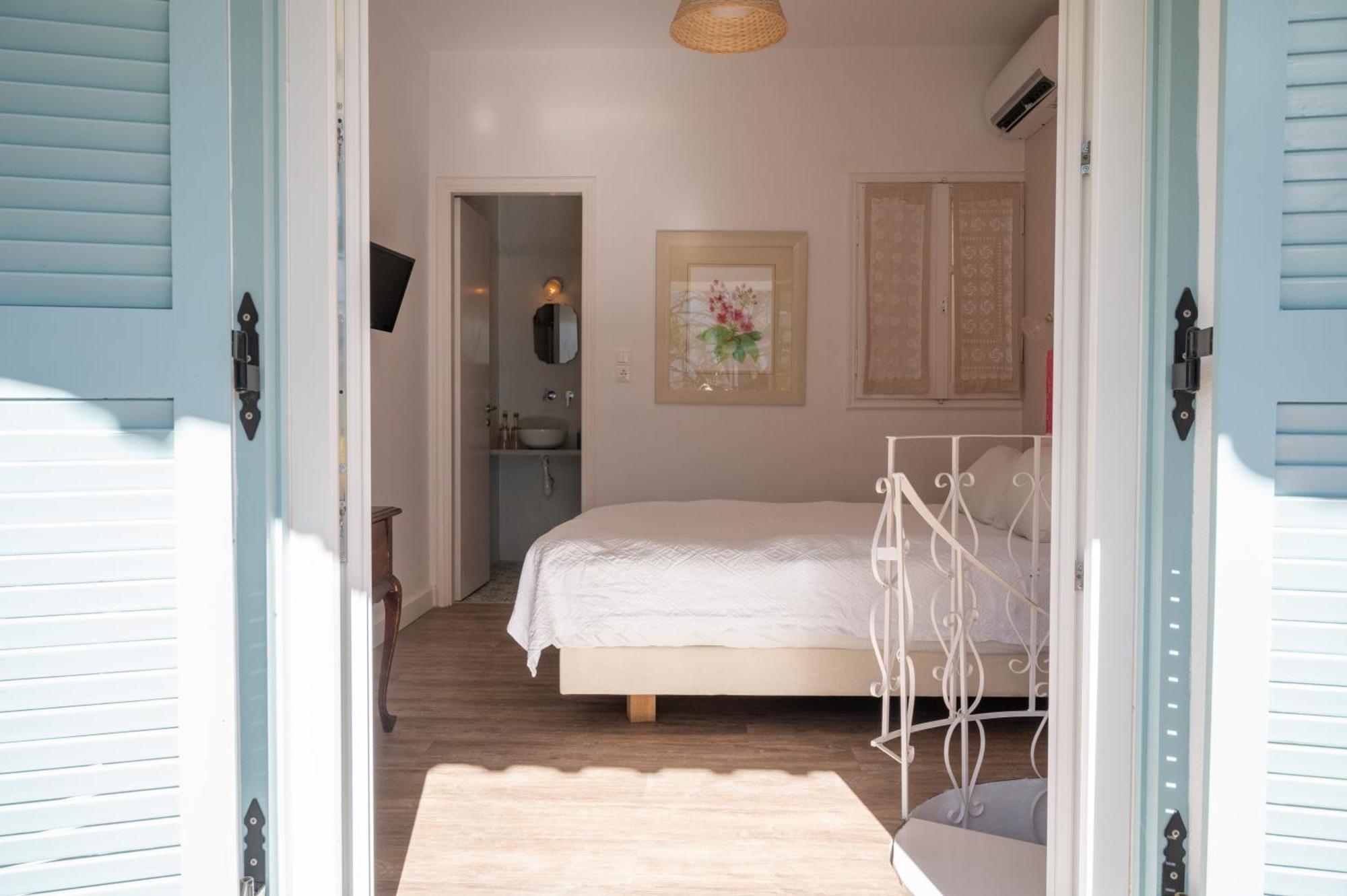 Odyssey Suites Poros Town Zewnętrze zdjęcie