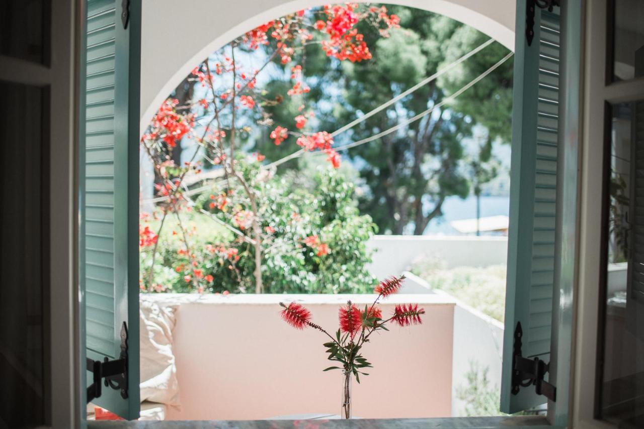 Odyssey Suites Poros Town Zewnętrze zdjęcie
